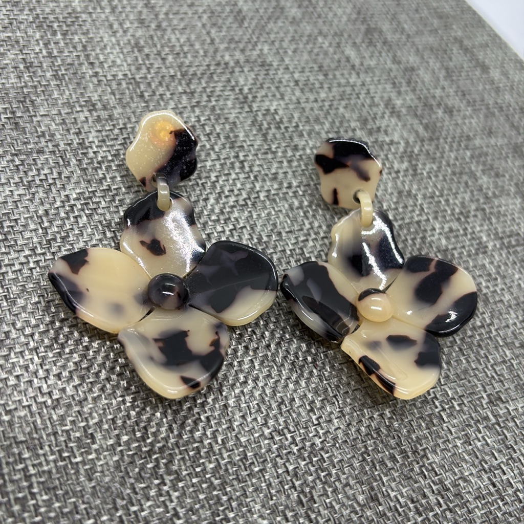 Zenzii Tortoiseshell Resin Flower Earrings 9$
